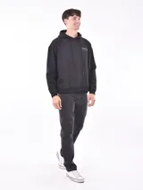 Buzo deportivo negro con capucha y cordones ajustables, bolsillo tipo canguro y puños y cintura acanalados. Estampado en el pecho con la palabra "Brooklyn" en cursiva y tipografía manuscrita.