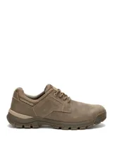 Zapato de cuero color marrón para hombre, modelo Threshold Low Beaned de la marca Caterpillar. Presenta un diseño de caña baja con cordones, forro de malla de nylon transpirable, plantilla acolchada y suela de goma con tracción.