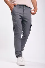 Pantalón cargo gris oscuro de corte recto, con bolsillos laterales con fuelle y bolsillos traseros con solapa.