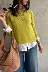 Sweater color pistacho de hilo con botones en los hombros.