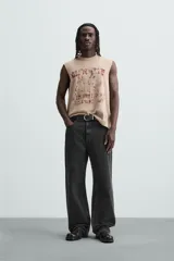 Camiseta sin mangas color beige con estampado de caballos en color borgoña.