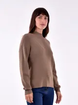 Sweater marrón medio de tejido de punto con cuello alto.