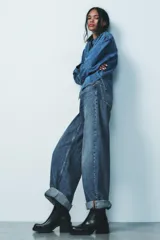 Botín negro de cuero con punta cuadrada, cierre lateral con cremallera y tacón ancho de 6,5 cm.