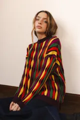 Buzo tejido con diseño de rombos de colores: amarillo, verde, rojo y violeta.