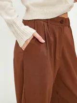 Pantalón negro de vestir con pinzas, corte holgado y tiro alto.