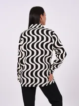 Camisa de manga larga con estampado de ondas en blanco y negro.