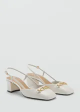 Zapato blanco de cuero sintético con tacón bloque, punta cuadrada, cierre con hebilla y detalle de eslabones dorados.