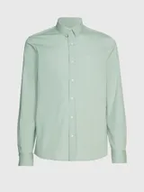 Camisa verde claro de popelín elástico, corte slim, con cierre frontal de botones, mangas largas y logo de Calvin Klein bordado en el pecho.