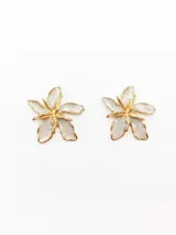 Par de caravanas con forma de flor de cinco pétalos, color blanco con borde dorado.