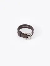 Pulsera de cuero vacuno color verde oliva, con diseño regulable y hebilla metálica plateada en forma de dragón de estilo barroco.