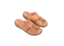 Sandalias de cuero color caramelo con tecnología Antistress. Presentan tiras anchas cruzadas sobre el empeine y plantilla anatómica de PU con acción antibacteriana.