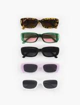 Lentes de sol rectangulares con filtro de protección UV 400 y armazón verde.