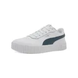 Zapatillas Puma Carina 2.0 de cuero sintético blanco con detalles en azul marino y rosa pastel.