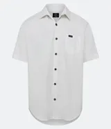 Camisa blanca de corte relajado, confeccionada en cáñamo y algodón. Tiene cuello inglés, manga corta, abotonadura frontal, bolsillo en el pecho y textura texturizada.