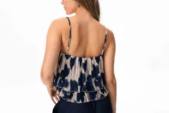 Top de gaza con estampado floral azul sobre fondo crudo, con tirantes finos y volados en el ruedo.