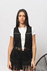 Chaleco negro de gamuza sintética con flecos y tachas plateadas.