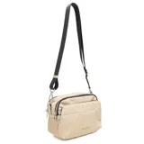 Cartera bandolera color beige con diseño acolchado y correa larga negra regulable.