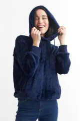 Buzo hoodie azul marino de tela sherpa con puños y cintura acanalados.