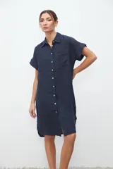 Vestido camisero azul marino de lino con cuello clásico, manga corta con dobladillo, cierre frontal con botones y bolsillo de parche en el pecho.