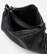 Bolso hobo grande desestructurado de PU color negro, con correa de mano, correa larga desmontable, cierre lateral ajustable con tiradores y cierre superior.