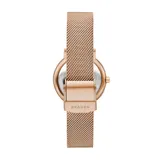 Reloj Skagen con caja redonda de acero color oro rosa, dial azul y malla milanesa dorada.