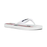 Chinelas de dedo con base celeste y estampado de palmeras y logo Mormaii en blanco y negro.