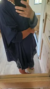 Remera blanca de corte amplio y mangas largas.