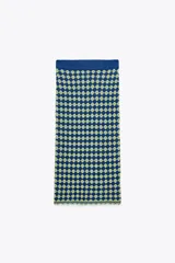 Falda midi azul con diseño de punto calado en forma de rombos color verde claro.