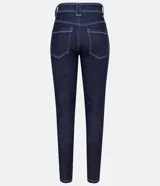 Pantalón de jean skinny de tiro medio color azul oscuro, con bolsillos delanteros y traseros, trabillas anchas y botón metálico.