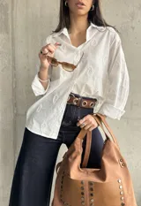 Camisa blanca de manga larga con bordados florales.