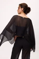 Poncho de gasa color celeste, de talle único.