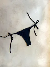 Bombacha de bikini color celeste con tiras finas para atar a los costados.