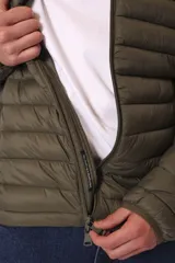 Campera puffer color verde militar, con cuello alto y cierre frontal. Diseño acolchado horizontal.