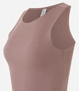 Top cropped sin mangas, color marrón oscuro, de corte ajustado al cuerpo y cuello redondo. Presenta textura acanalada.