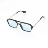 Lentes de sol con marco negro, patillas plateadas y lentes celestes.
