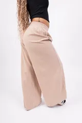 Pantalón negro de lino con corte wide leg.