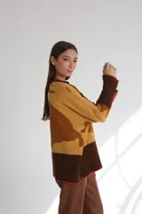 Sweater mostaza con diseño abstracto en tonos marrones, cuello redondo y corte holgado.