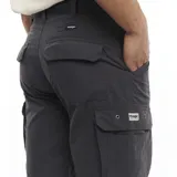 Bermuda cargo Wrangler color gris oscuro con cinturón negro.