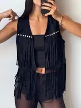 Chaleco negro de símil gamuza con flecos y tachas plateadas.