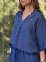 Blusa azul marino de lino, con cuello camisero que forma un escote en V, mangas cortas dobladas y calce holgado.