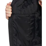 Chaleco negro matelaseado con cierre frontal y cuello alto. Posee bolsillos laterales y un logo pequeño en el pecho.