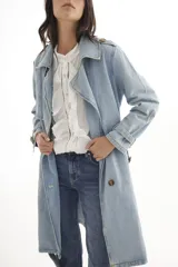 Trench de jean celeste, de corte largo y estilo relajado.