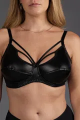 Soutien reductor con aro confeccionado en cuerina color negro, con tiras en el escote, forro interno para mayor sujeción, espalda reforzada y breteles elásticos regulables.
