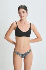 Bombacha vedetina estampada con lunares blancos sobre fondo negro.