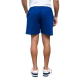 Bermuda deportiva Umbro Bas de hombre, color azul con logo de la marca en la pierna izquierda. Cuenta con cintura elástica ajustable con cordón y bolsillos laterales.