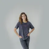 Remera gris con efecto acid wash y estampa en la espalda con la frase 'Nothing to sorry about' en color fucsia.