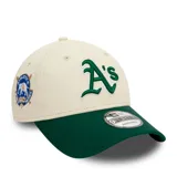 Gorro New Era 9FORTY ajustable, color crema con visera verde, logo del equipo Oakland Athletics bordado en verde y parche conmemorativo del campeonato de 1913 en el lateral.