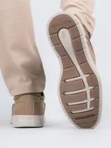 Zapato acordonado de cuero azul marino con suela blanca de goma.