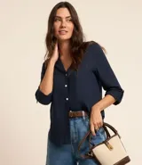 Camisa amarilla de viscolino con escote en pico, manga larga y botonadura frontal.
