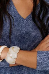 Sweater de tejido de punto fino con brillo metálico, color verde lima. Presenta escote en V y mangas largas.